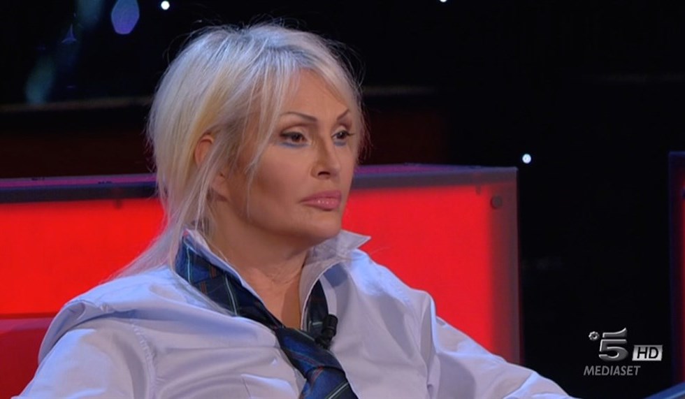 Terrore Per Il Video Inquietante Di Anna Oxa Cosa Puo Accadere Ai Miei Figli Non Mi Fermerete Guarda Libero Quotidiano