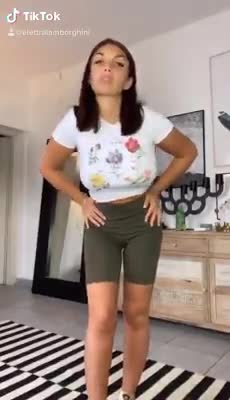 Elettra Lamborghini e il mistero del reggiseno: fan nel panico per la danza  sexy – Il Tempo