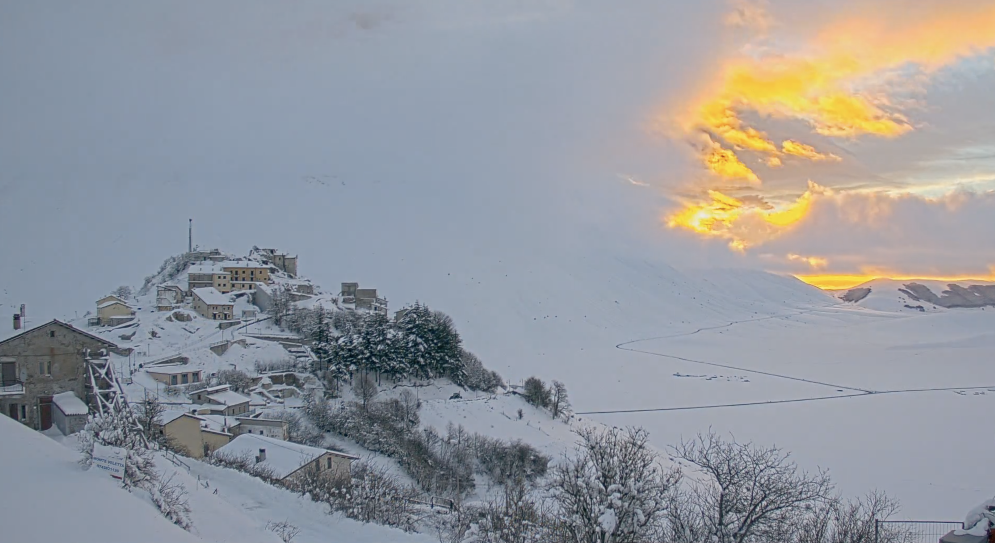 Benvenuto 2021, la neve e un&#39;alba spettacolare: da Castelluccio di Norcia cartolina da brividi per salutare il nuovo anno – Corriere dell&#39;Umbria