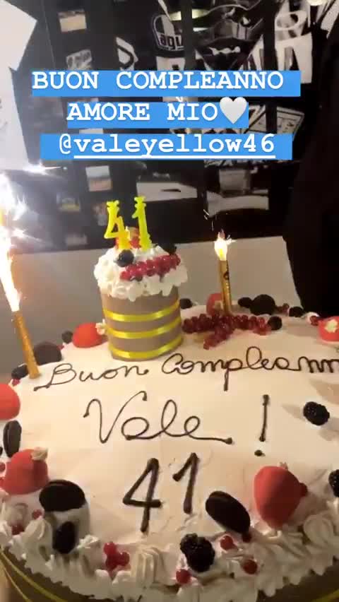Valentino Rossi Festa Di Compleanno Torta E Dedica Romantica Della Fidanzata Francesca Sofia Novello Video Gruppo Corriere