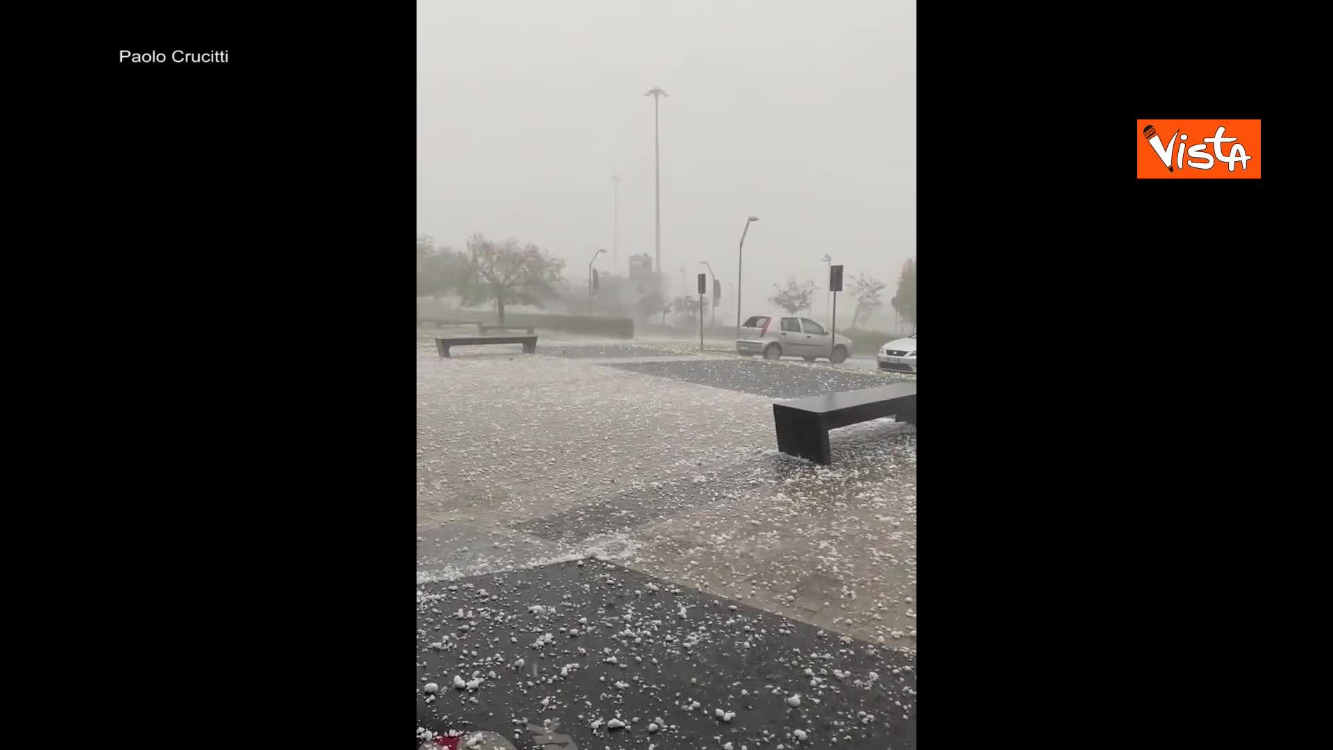 pix Rozzano Grandine https www liberoquotidiano it video italia 27898462 maltempo grandinata rozzano vetri auto sfonda tetto centro commerciale html